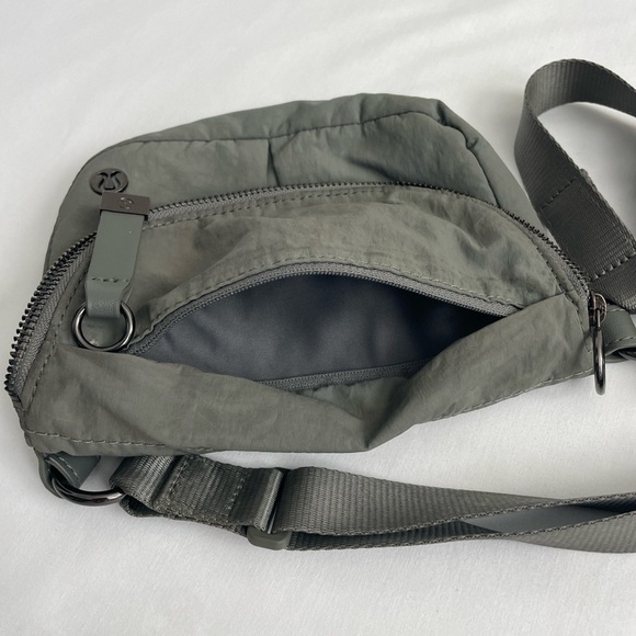Lululemon Crossbag/Fanny Pack/Belt Bag - Picture 5 of 7